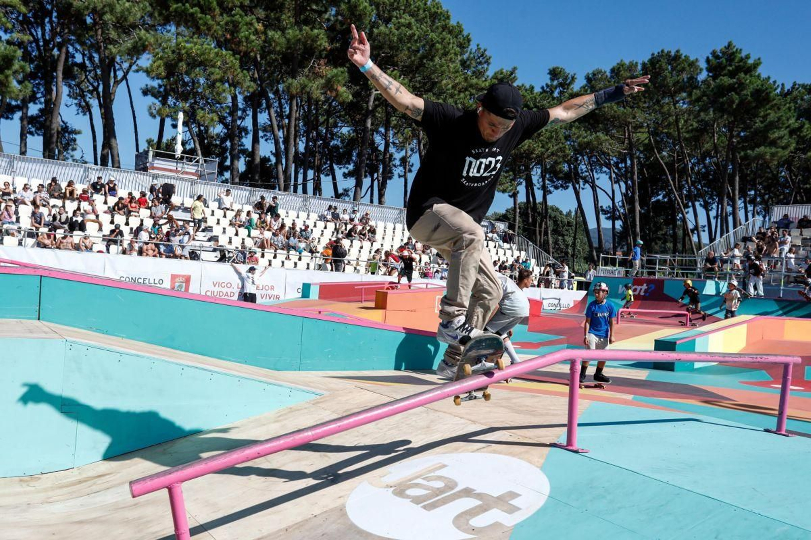 Un “skater” entrenando en una de las pistas de O Marisquiño, ayer en la playa de Samil, Vigo.