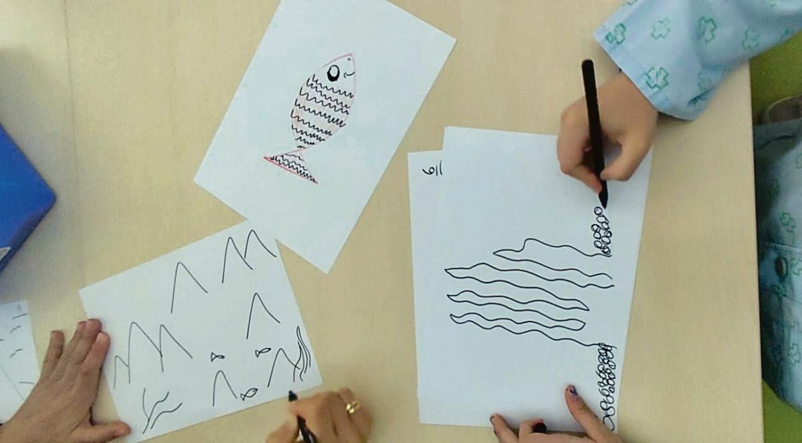 La sesión incluye talleres prácticos y actividades para los alumnos.