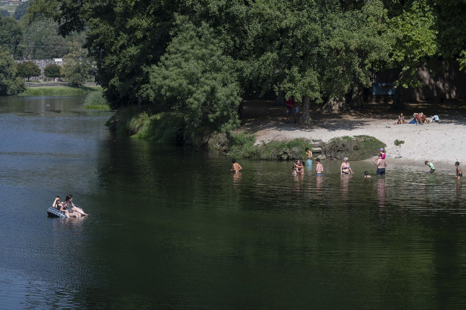 Galería | Los ourensanos combatiendo el calor en una jornada de calor extremo