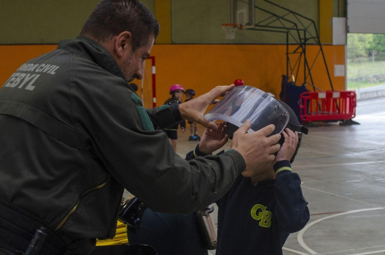Los cascos antiexplosivos llamaron la atención de muchos.