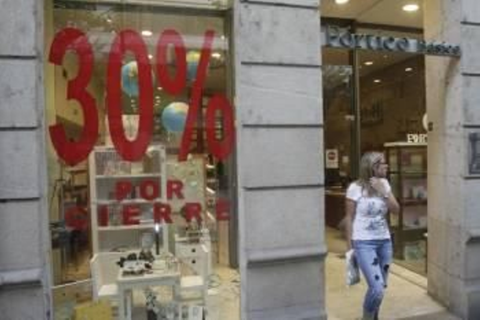 Escaparate de la tienda de Pórtico en el Paseo, que anuncia su cierre.  (Foto: MIGUEL ÁNGEL)