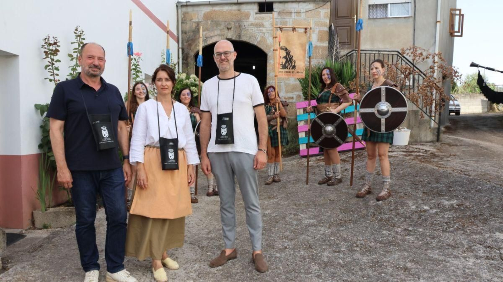 Xosé Merelles, la alcaldesa de Larouco, Patricia Lamela, y Martín Alemparte.