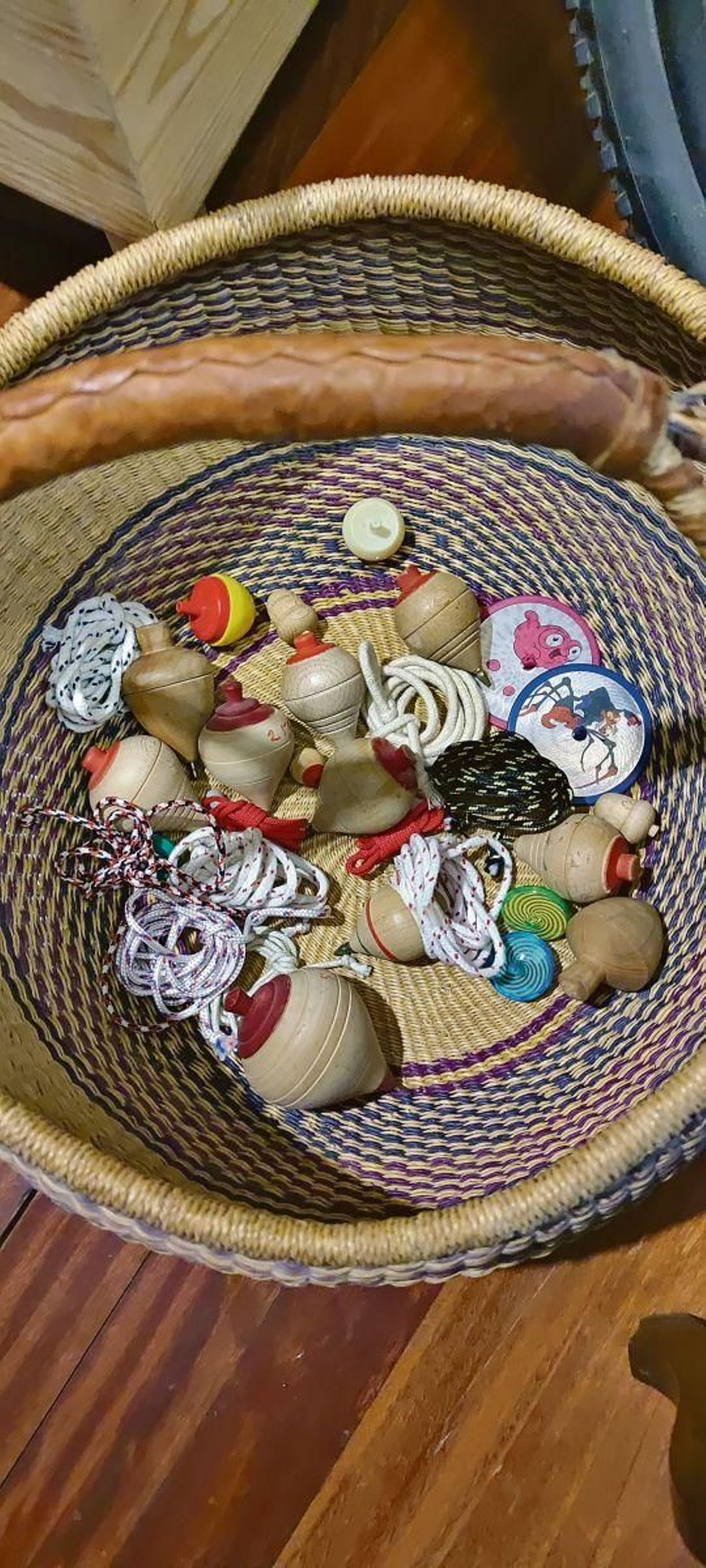 Bodegón de cuerdas con las que tirar la peonza para lo que hay que tener  cierta habilidad.