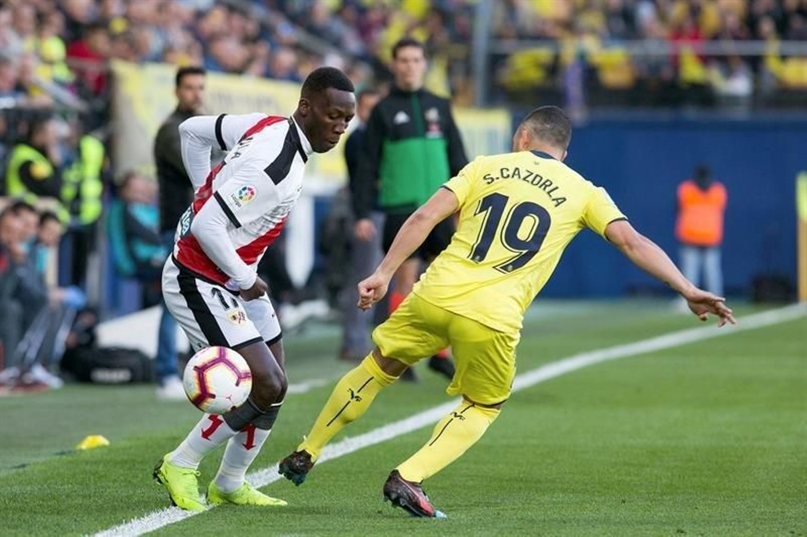 El centrocampista del Villarreal Santi Cazorla (d)