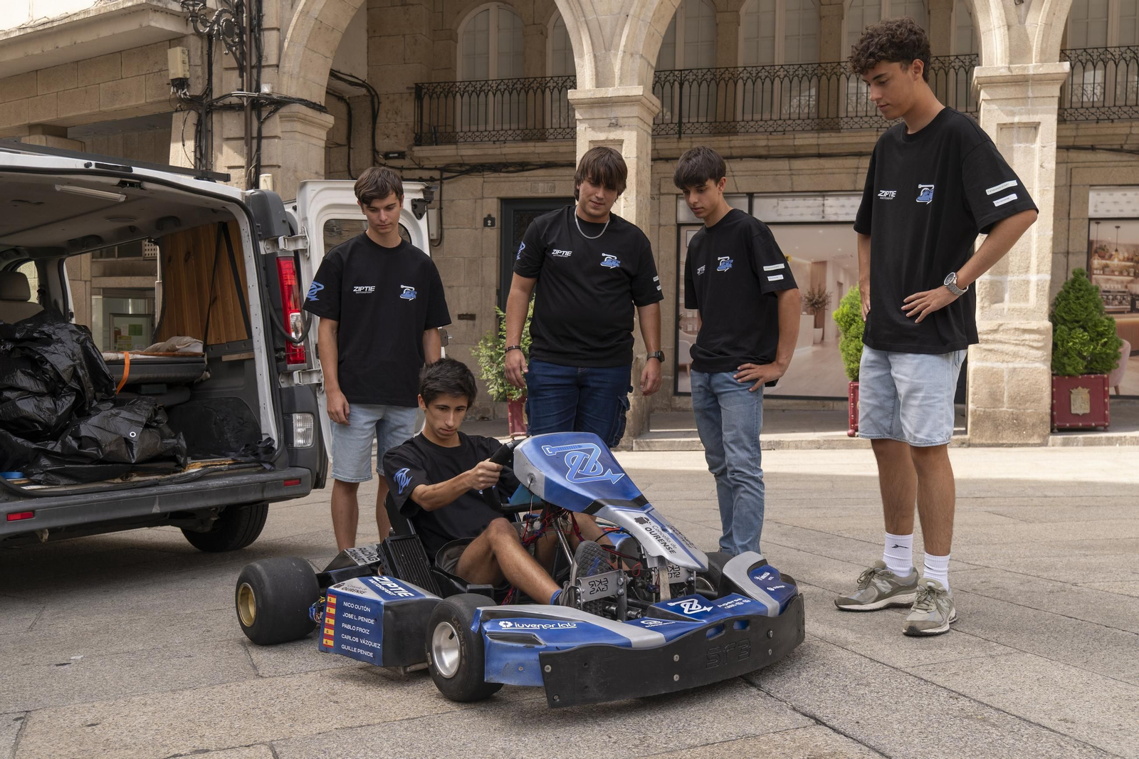 Los cinco estudiantes de Aeroespacial, con su kart