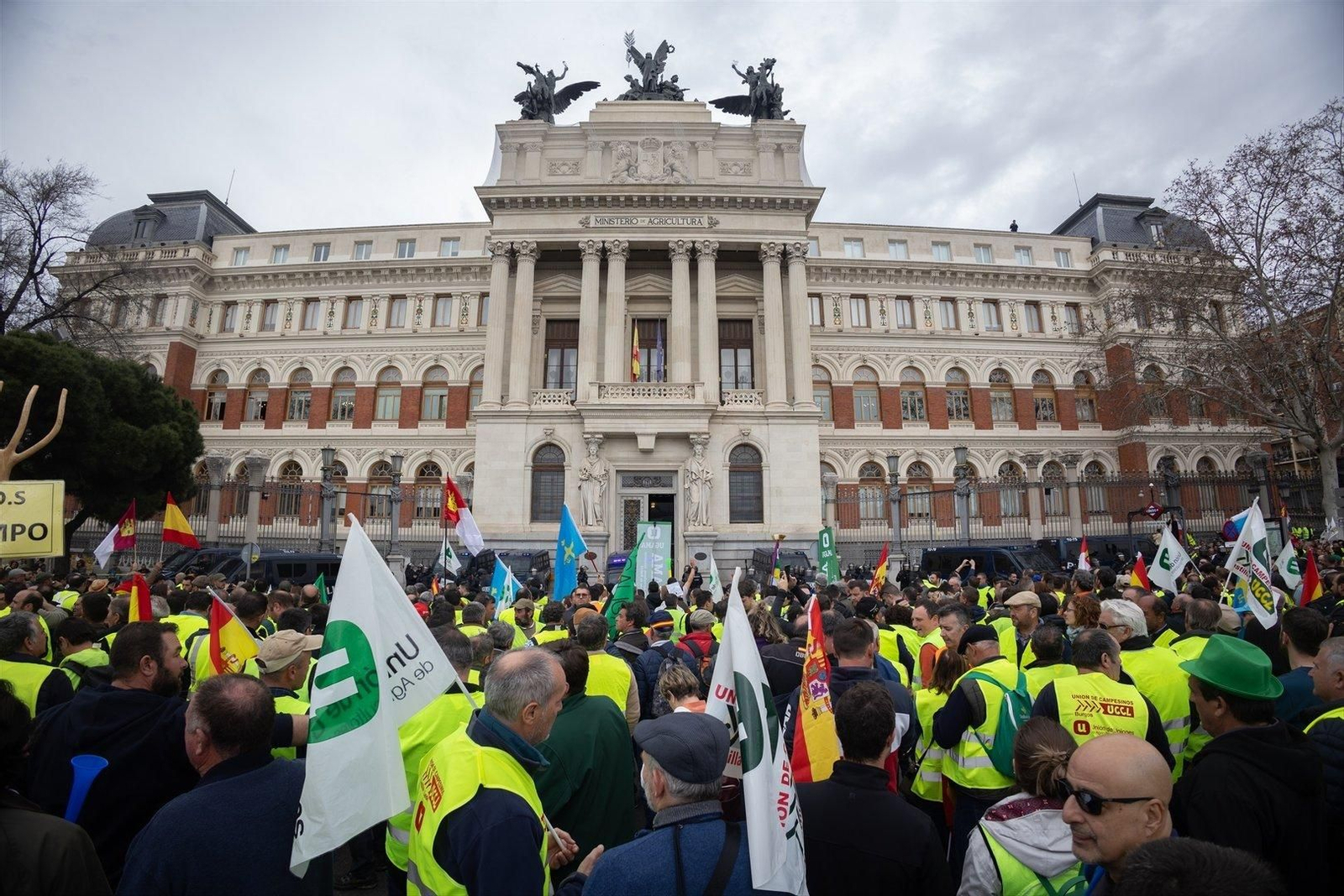 Decenas de agricultores protestan frente al Ministerio de Agricultura.