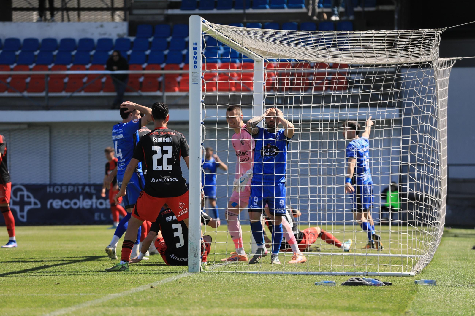 Galería | El buen tiempo acompaña el duelo en O Couto entre Ourense CF y Ponferradina