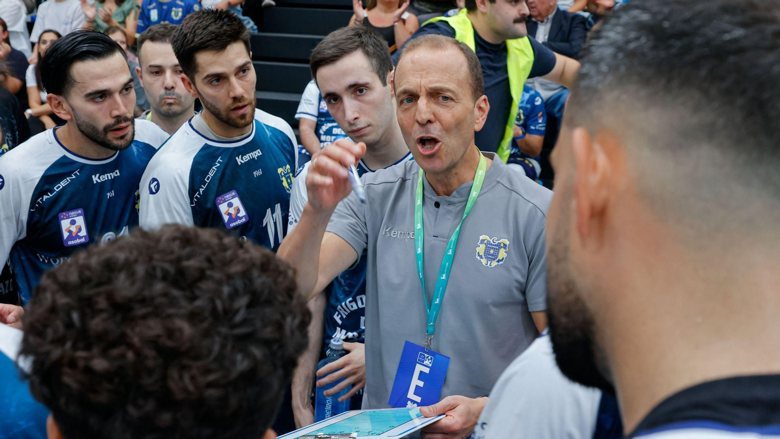 Quique Domínguez dirige esta campaña al Balonmán Cangas, que marcha colista en la Liga Asobal.