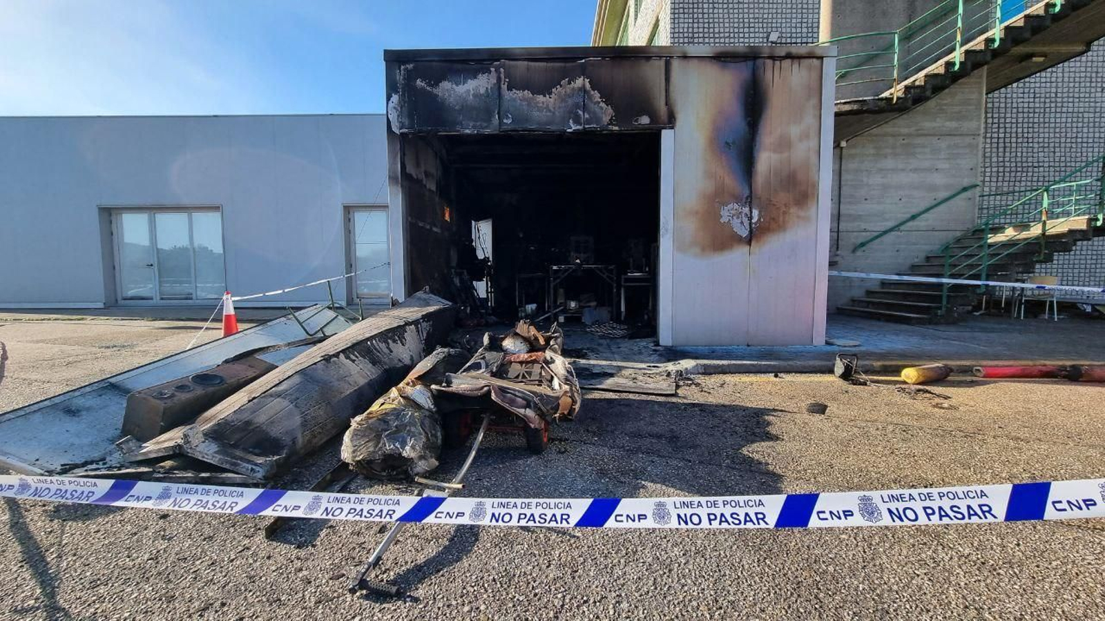 Precinto policial en el anexo de la Escuela de Ingeniería Industrial de Vigo que ardió.