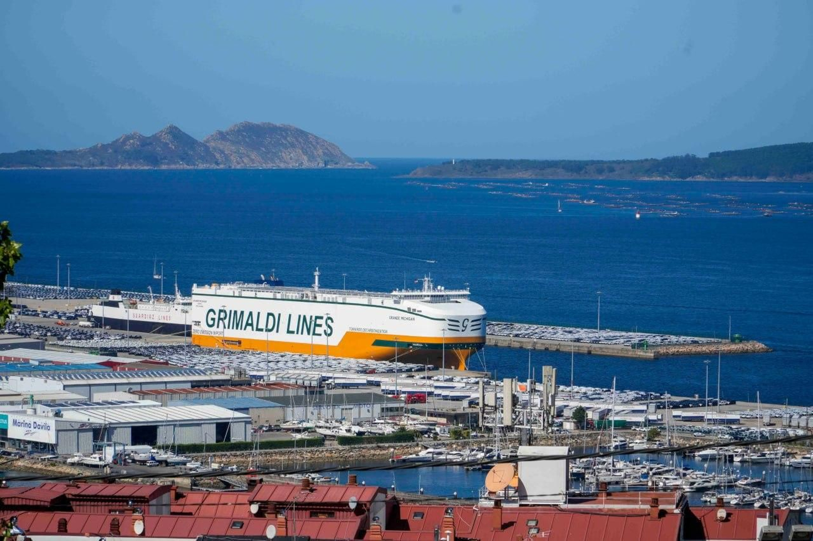 El "Grande Michigan", con sus 220 metros, atracado ayer en Bouzas