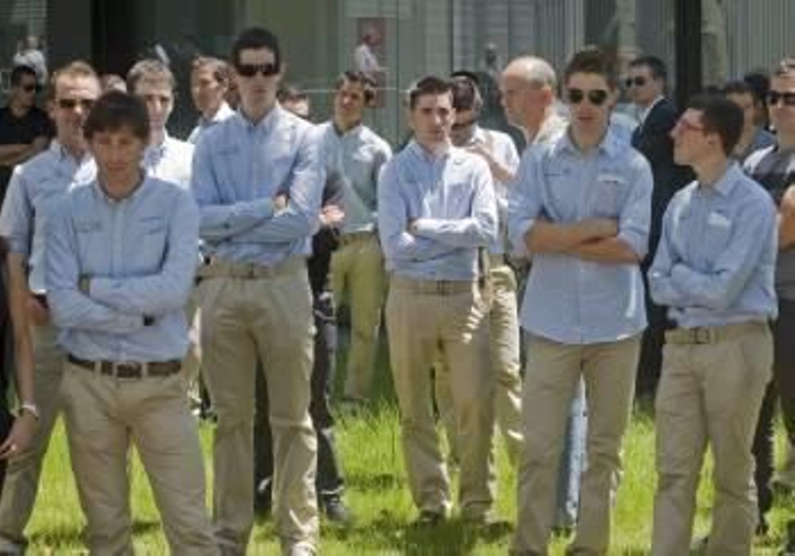 Compañeros del equipo Movistar del ciclista Xavier Tondo, fallecido el pasado lunes, guardan silencio ante la capilla ardiente instalada en el Pabellón Municipal de Olot. EFE