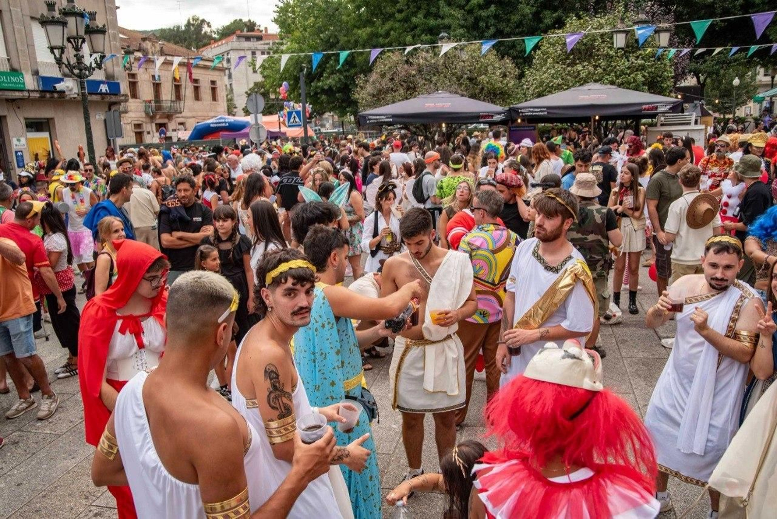 Galería | Coloridos disfraces visten las calles de Redondela