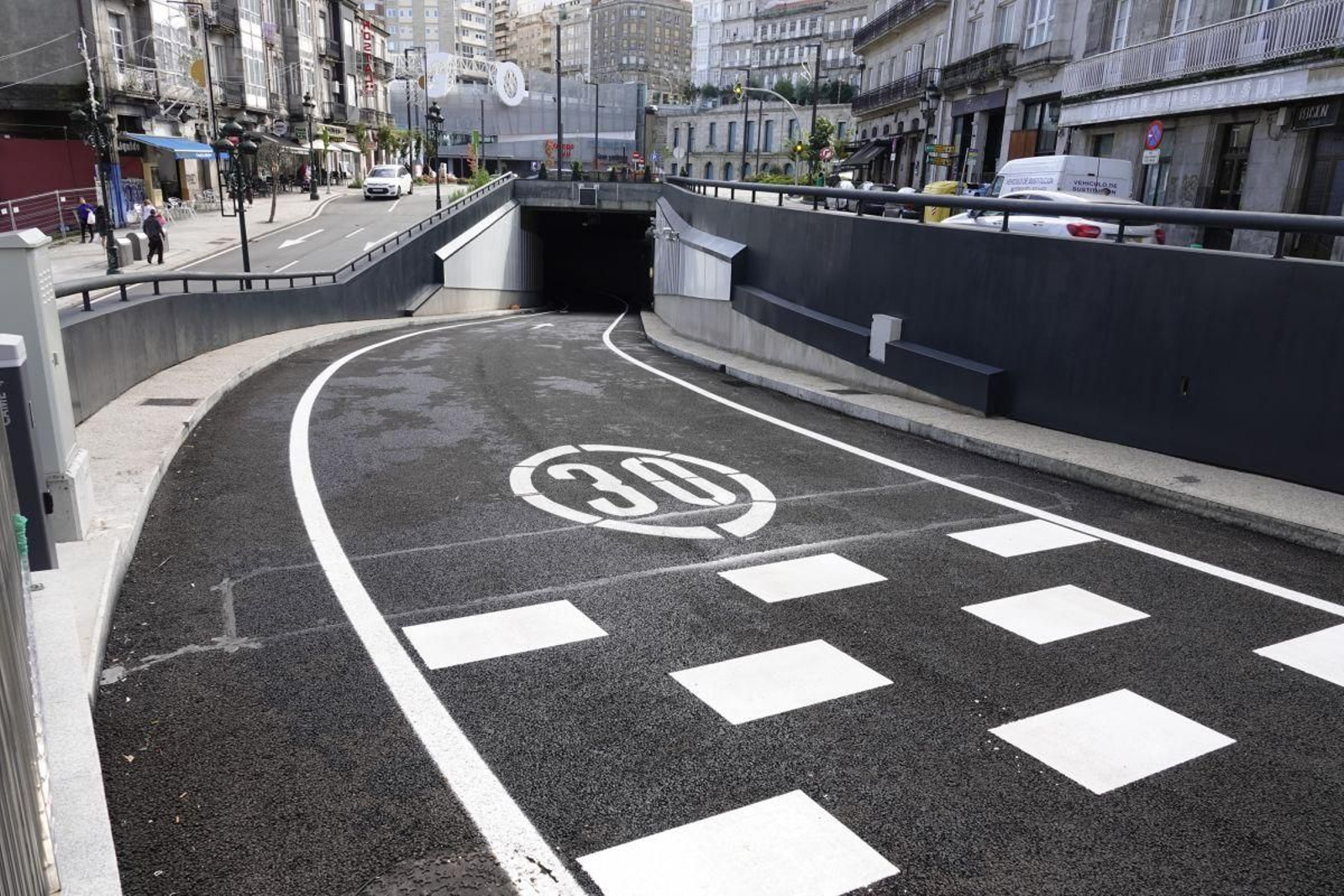 El nuevo túnel de acceso del centro que conectará la calle Lepanto con la AP-9, listo para entrar en funcionamiento.