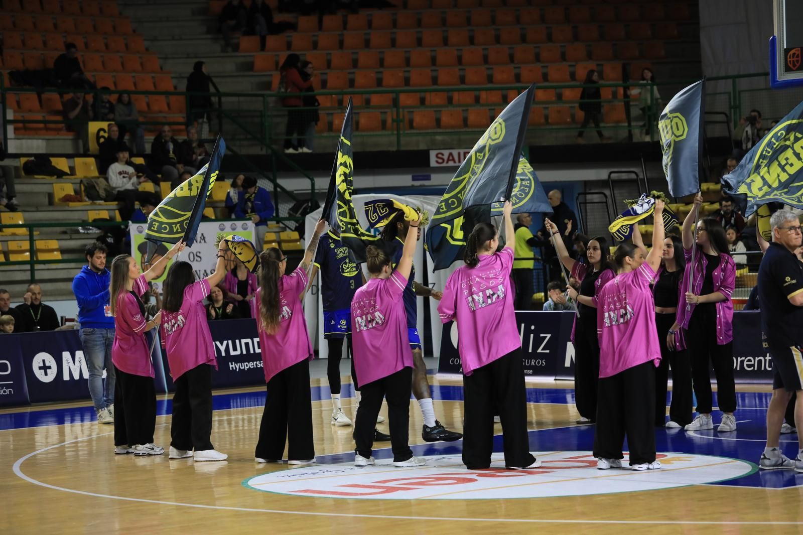 Galería | El Pazo responde al llamado del COB y disfruta del partido ante HLA Alicante