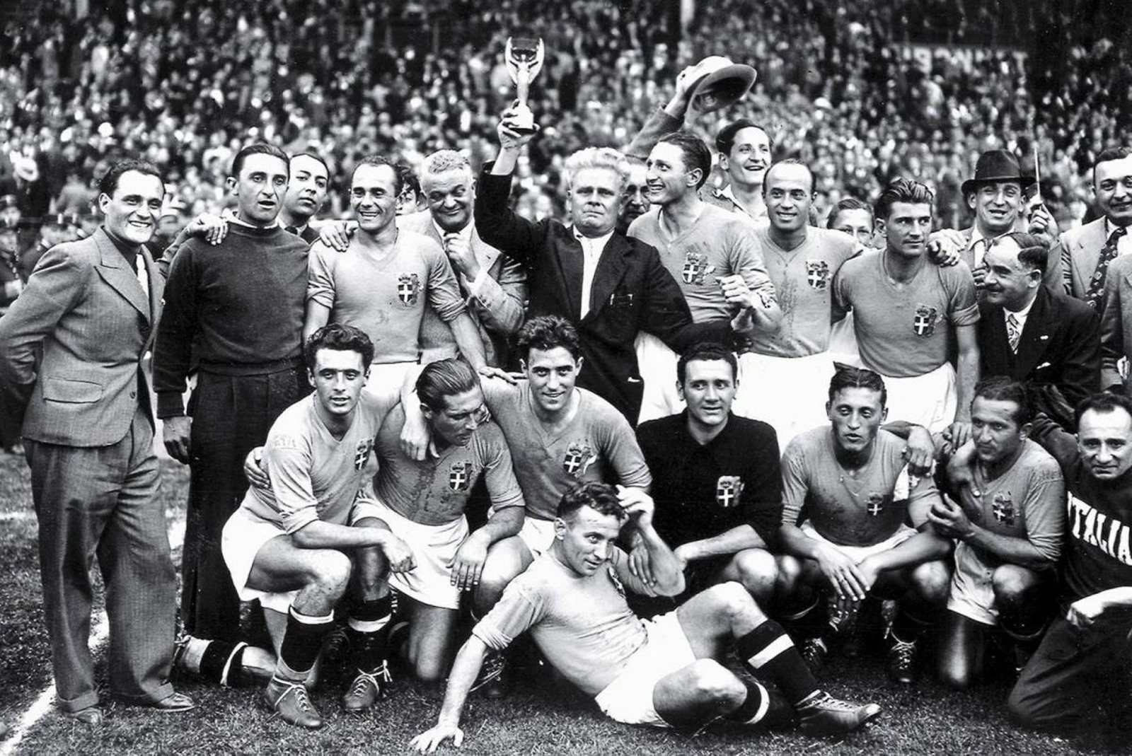 La selección de fútbol de Italia celebra el Mundial de 1934 sobre el césped.