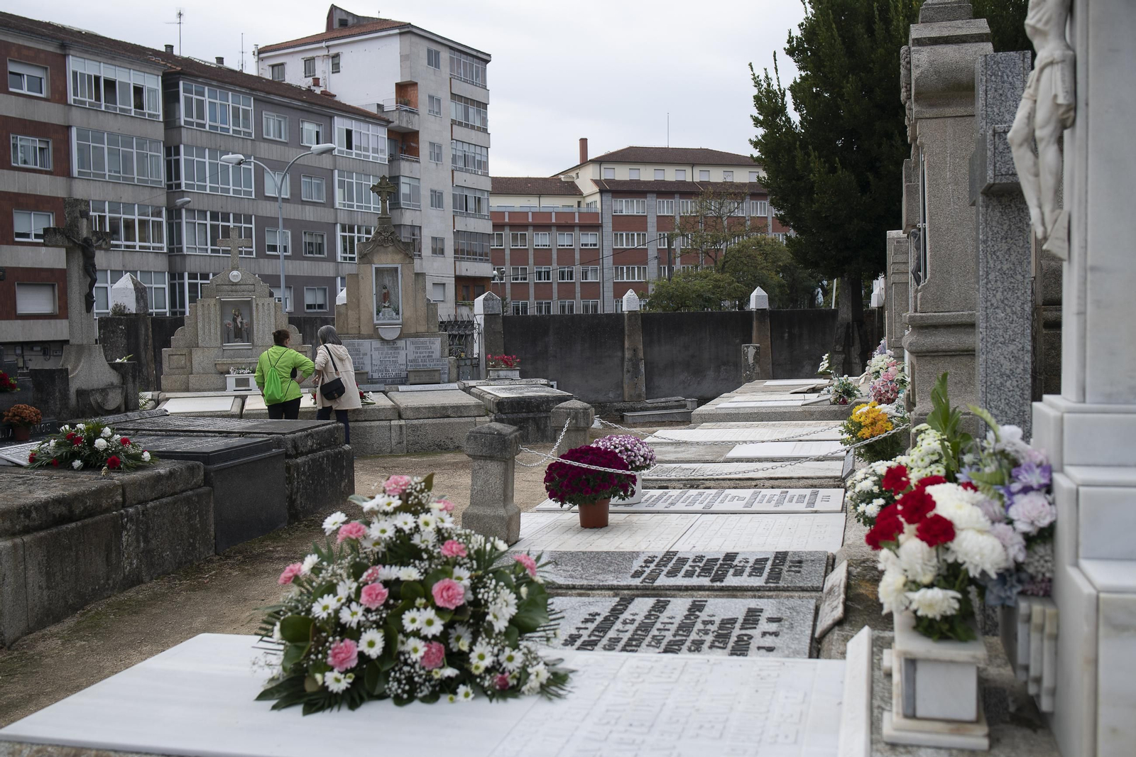 Galería | Los cementerios de Ourense se preparan para el Día Todos los Santos y los Fieles Difuntos