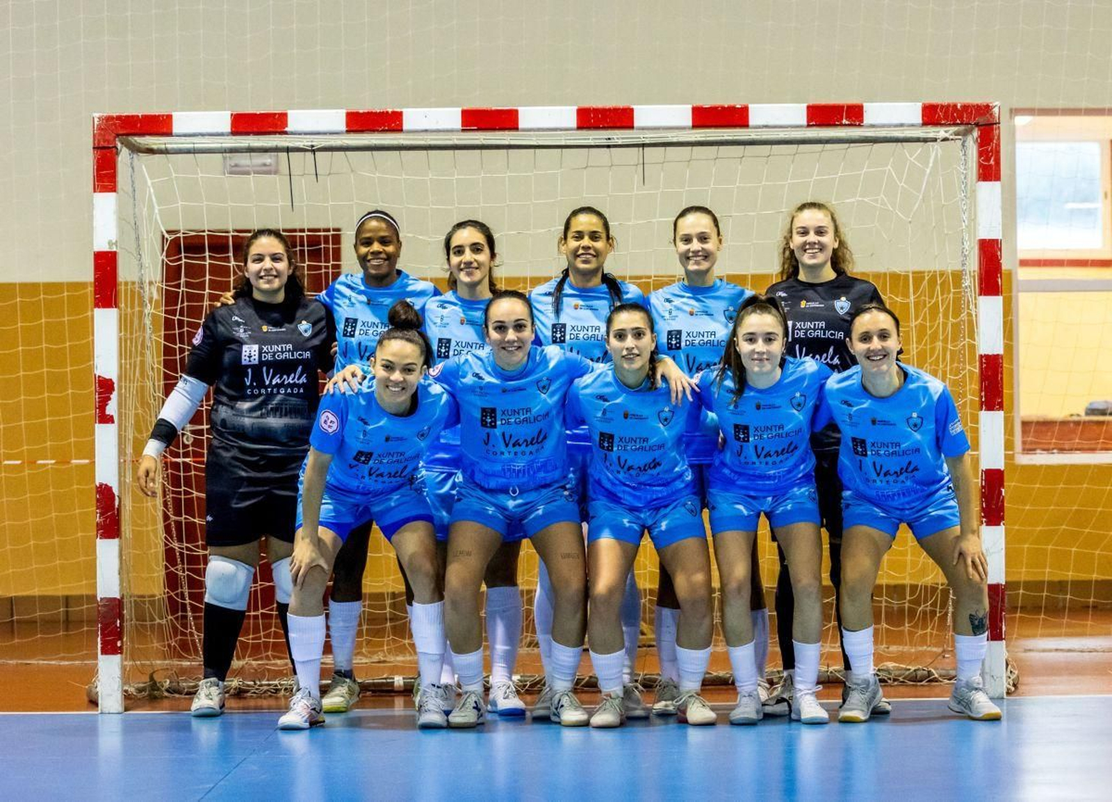 La plantilla del Estrela Cortegada Futsal, el sábado antes del partido de la octava jornada de liga en el polideportivo de A Bandexa.
