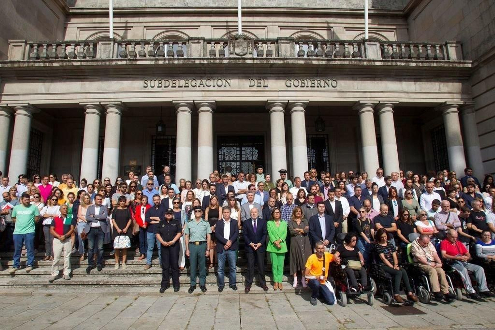 Los concentrados ante la Subdelegación del Gobierno de Pontevedra, durante el minuto de silencio.