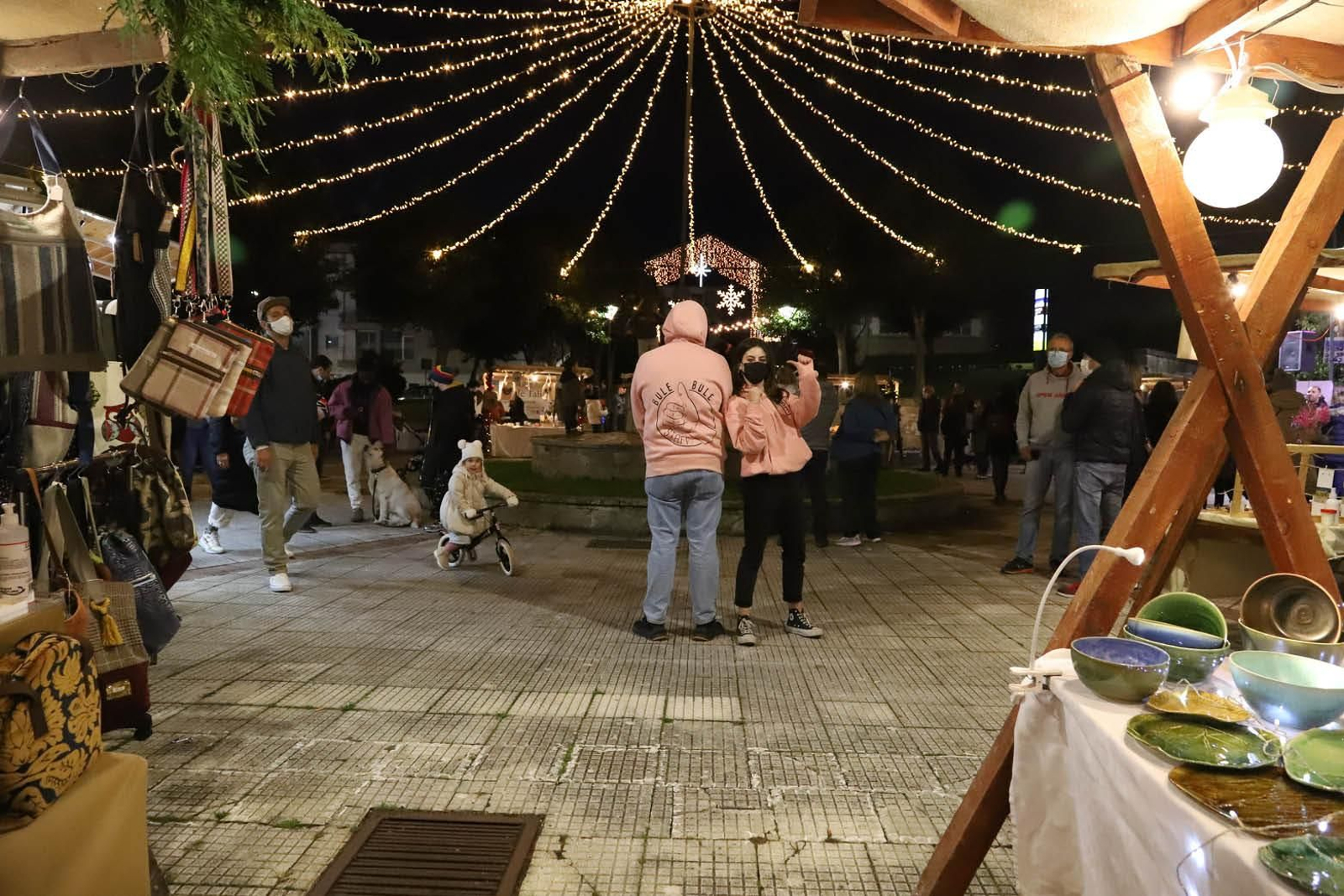 Mark Aguiar, de espaldas, y Bábara Ceballos son los artífices de “Bule bule” que celebra su primera edición.