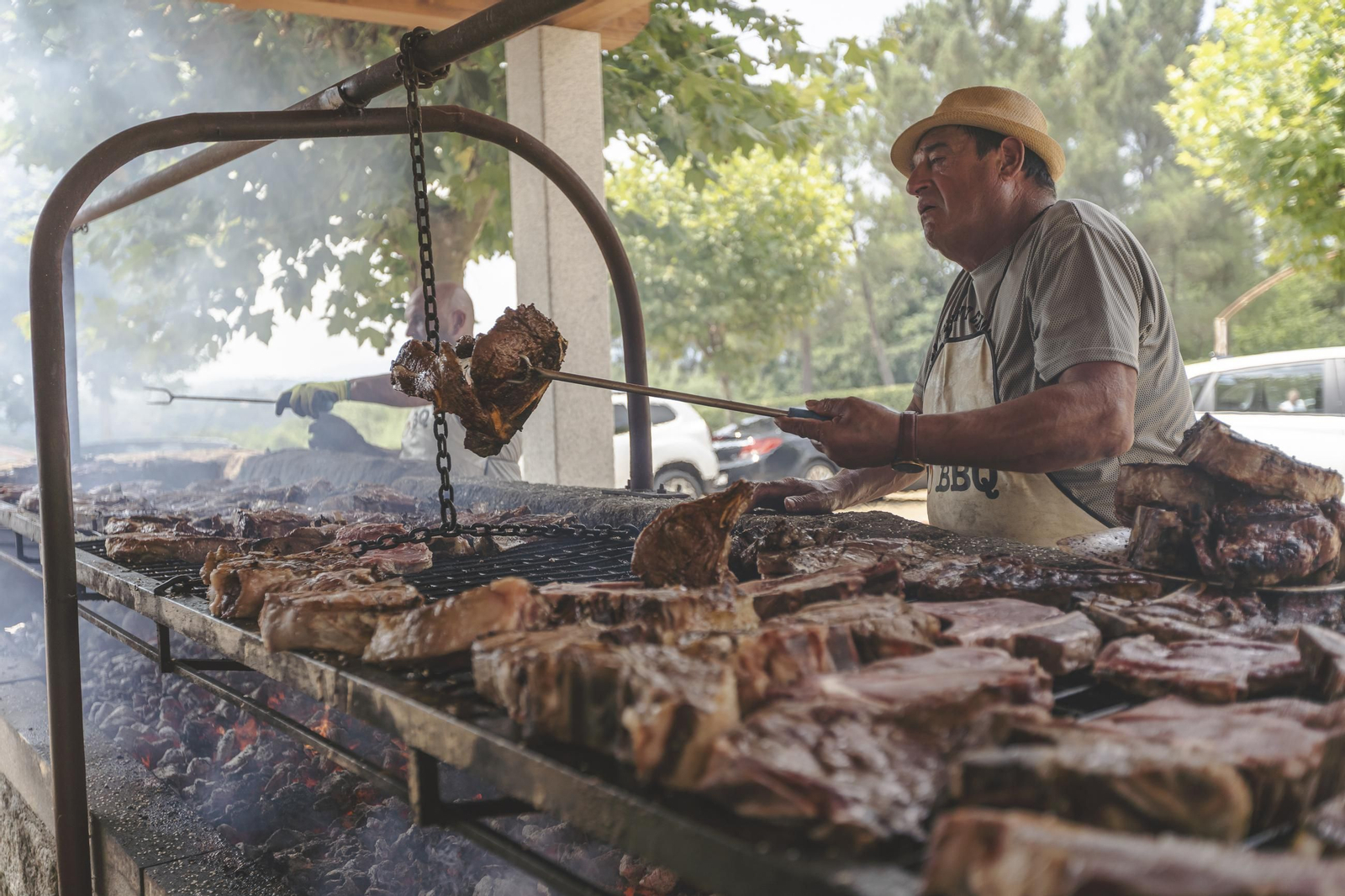 Galería |  Casi mil chuletones servidos este año en la fiesta de Garabás
