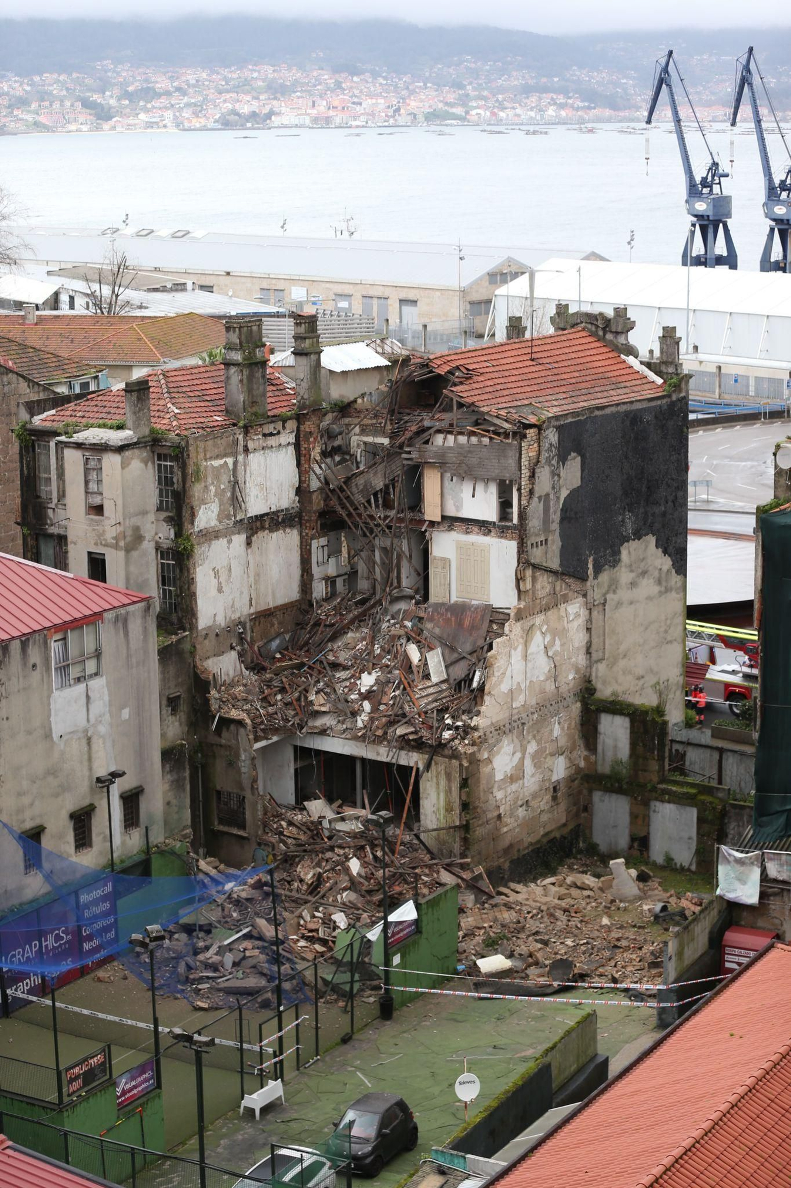 Se derrumba un edificio en el centro de Vigo // Alberte