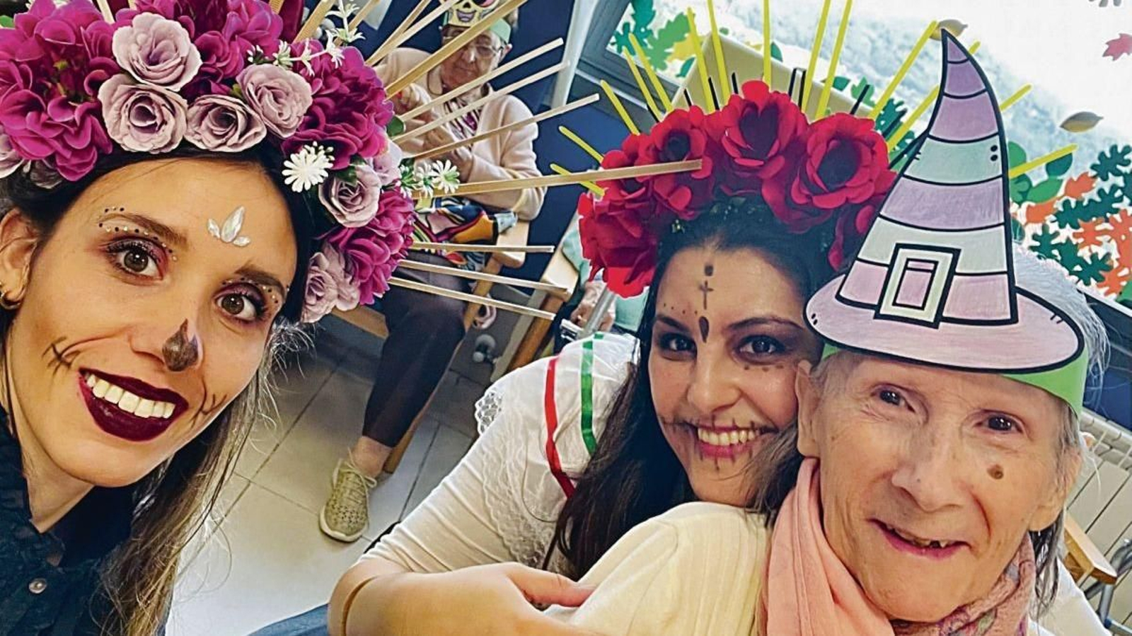 En la residencia Virxe do Xurés prepararon unos tocados para la cabeza.