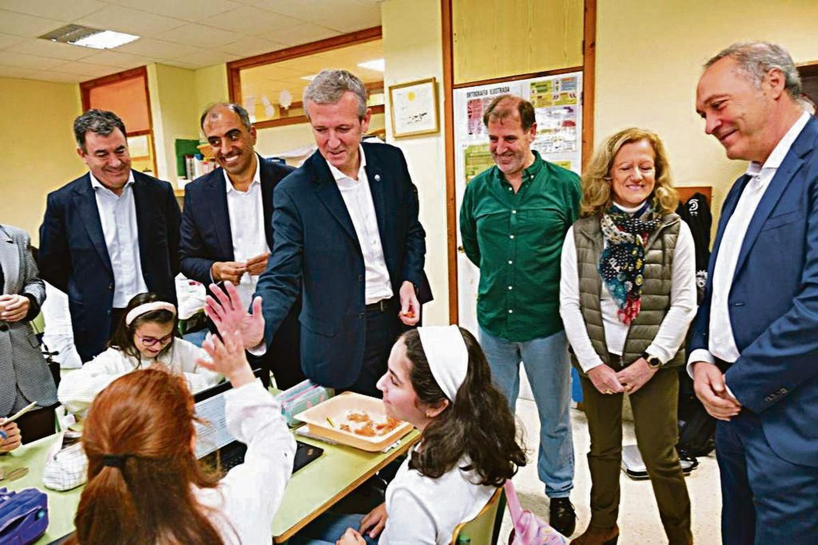 El presidente de la Xunta, Alfonso Rueda, en el CEIP de Lourido de Poio (Pontevedra).