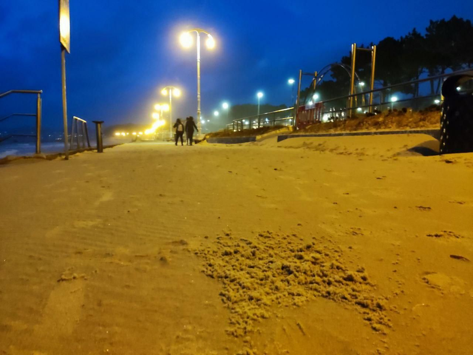 La arena se propia del paseo de Samil.