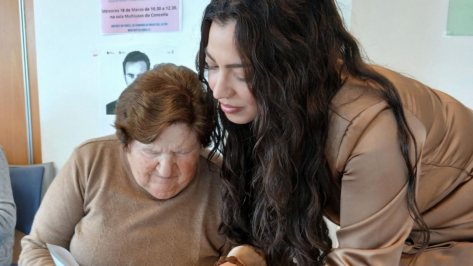 La monitora Lidia explicando uno de los ejercicios.