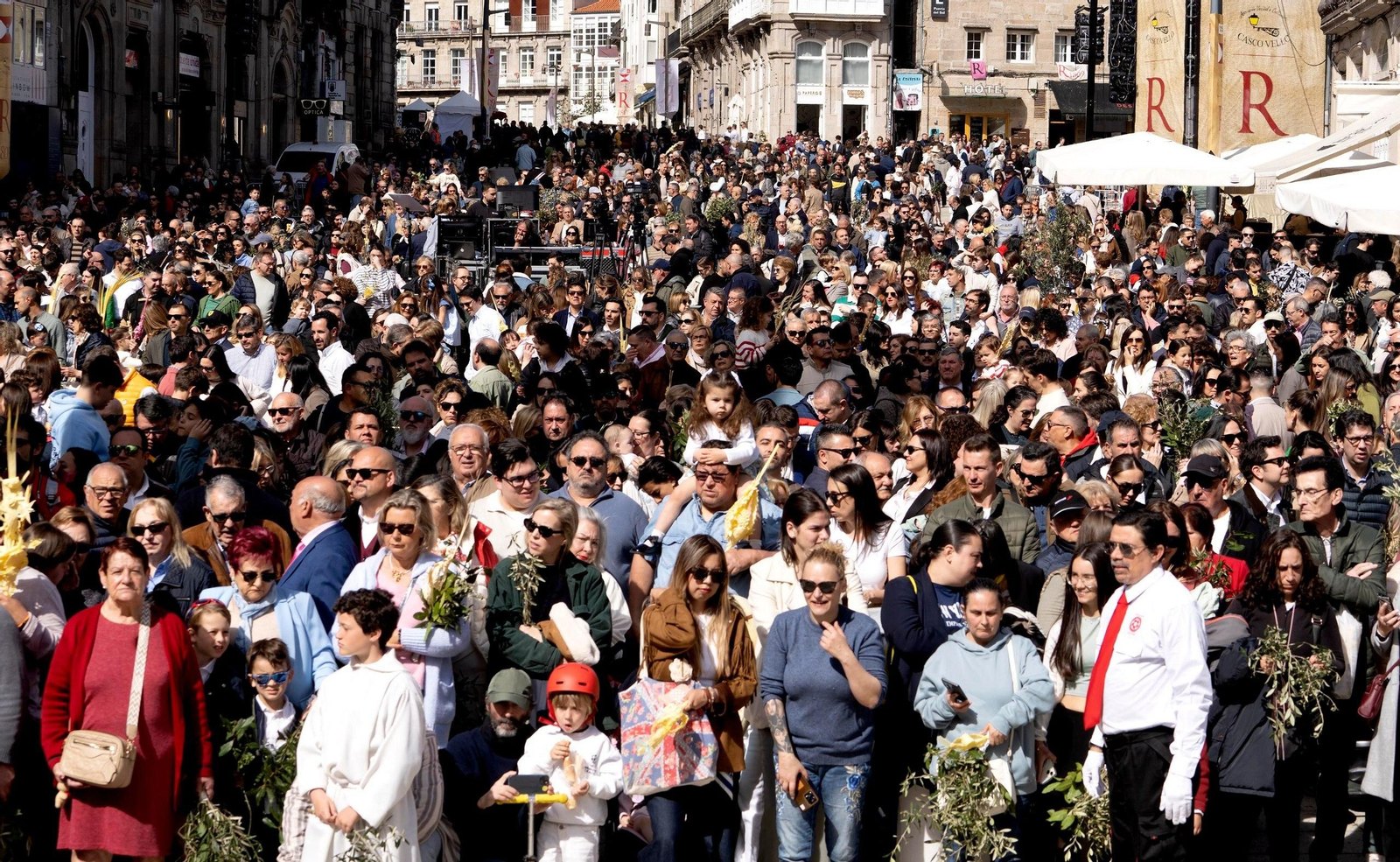 Galería | La Borriquita llena de fe y color las calles de Vigo