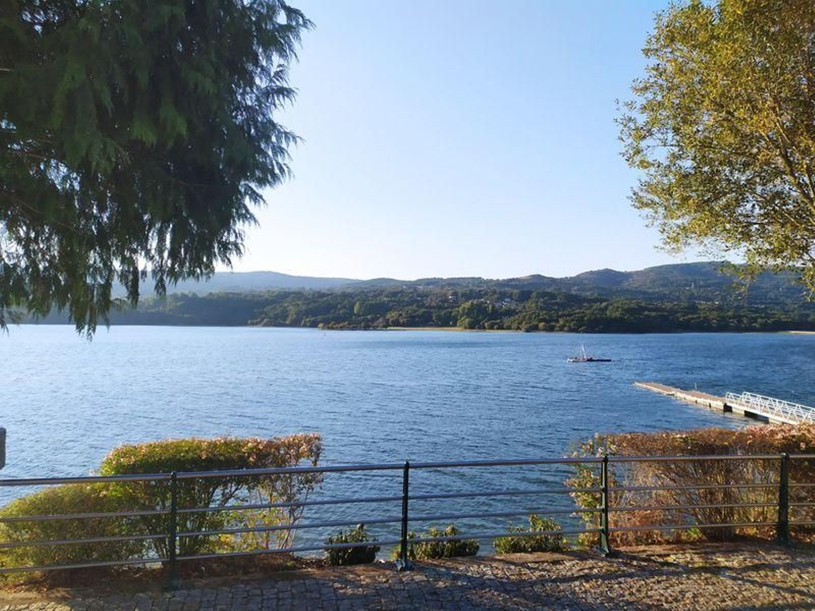 Panorámica del embalse de As Conchas desde el complejo turístico de O Corgo.
