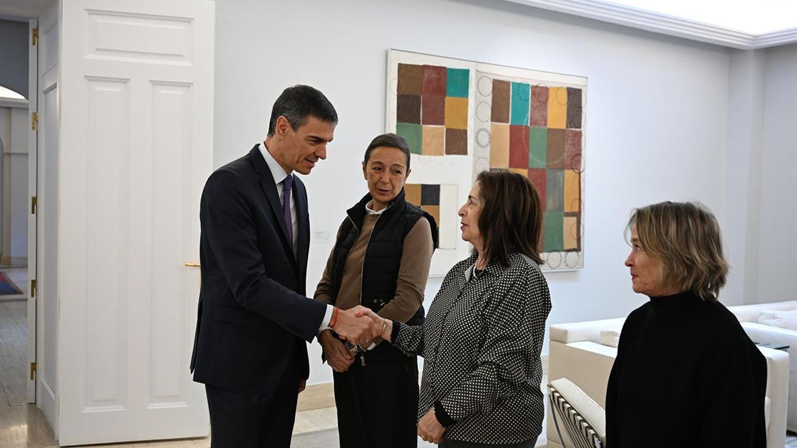 Pedro Sánchez con los familiares de los españoles detenidos en Venezuela