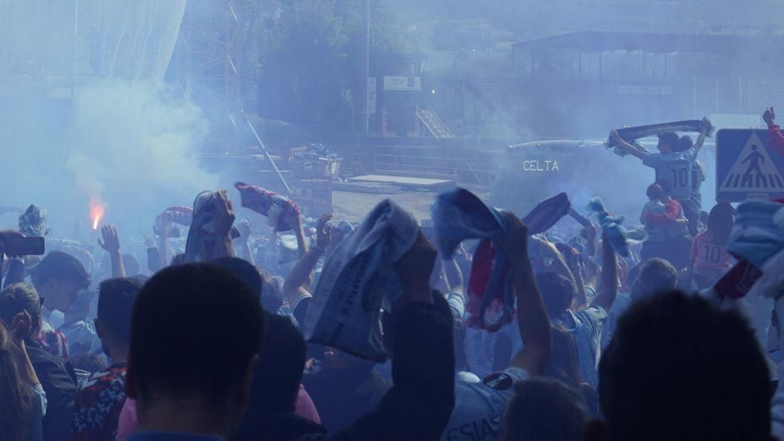 Las bengalas generaron una densa humareda.