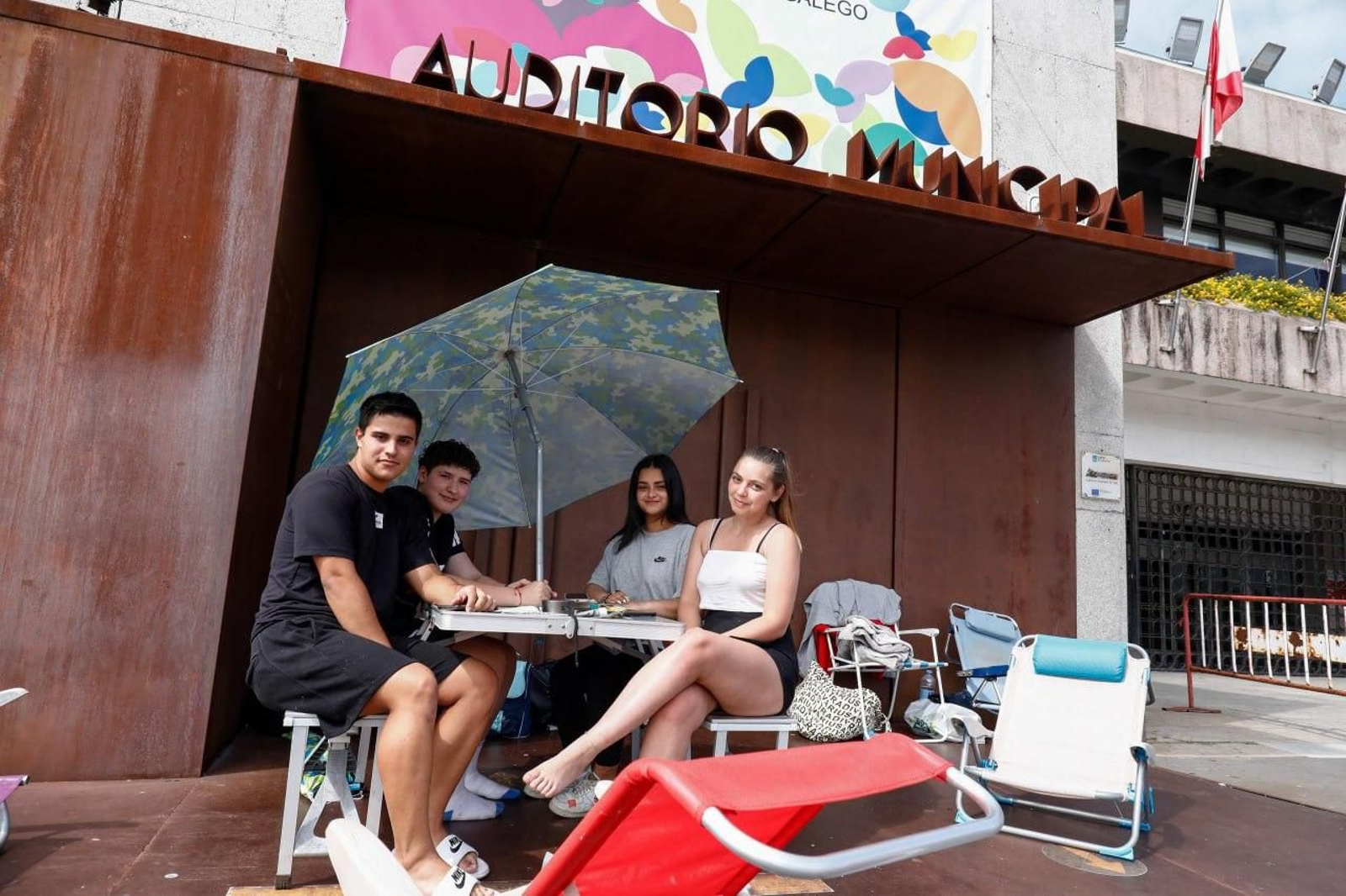 Los cuatro amigos, haciendo cola en el día de ayer para la venta de entradas de Alejandro Sanz.