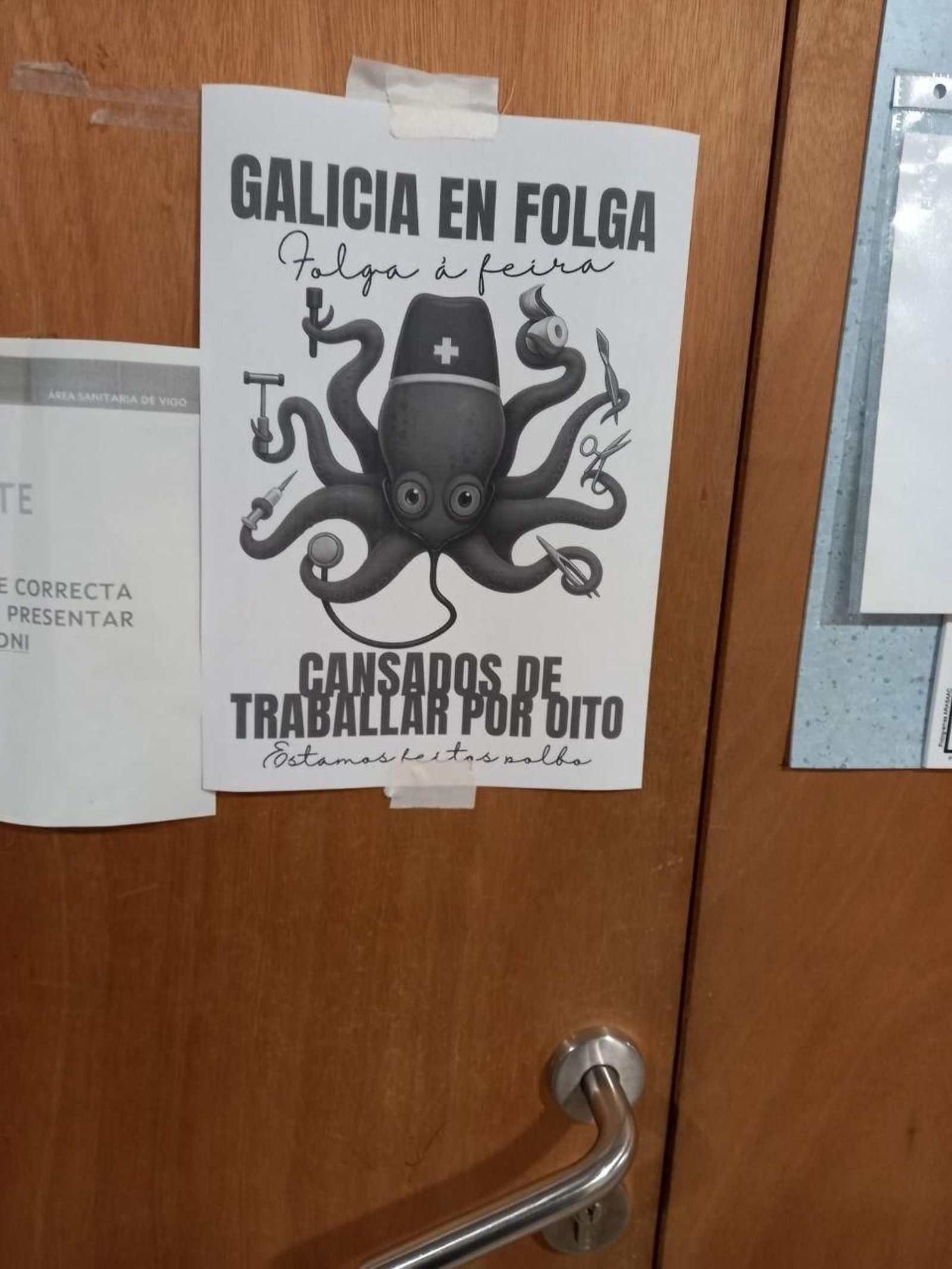 El centro de salud de la calle Cuba mantenía ayer los carteles de huelga.