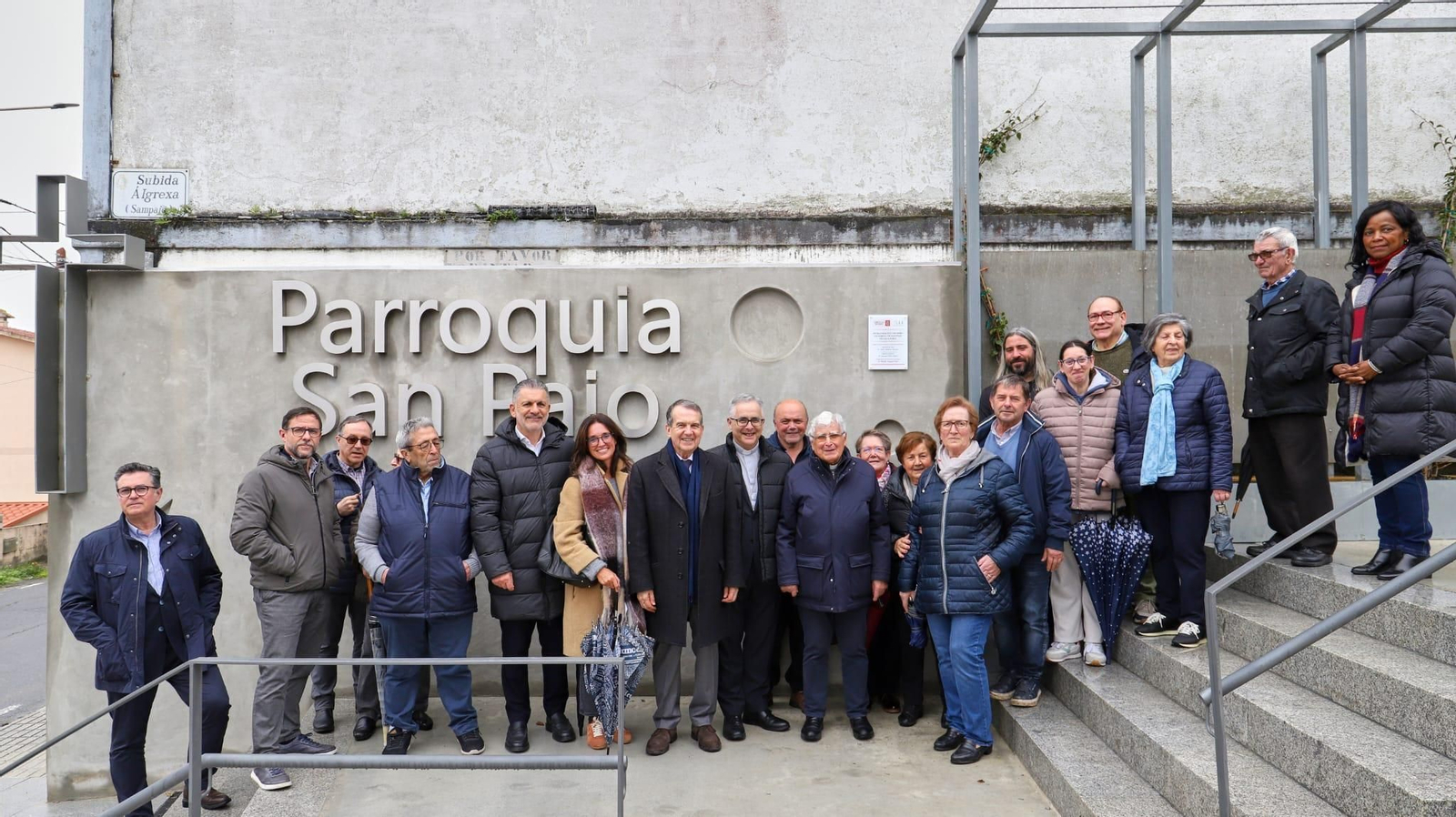 El alcalde visitó ayer la parroquia de San Paio de Lavadores, junto al obispo de Tui-Vigo, Antonio Valín.
