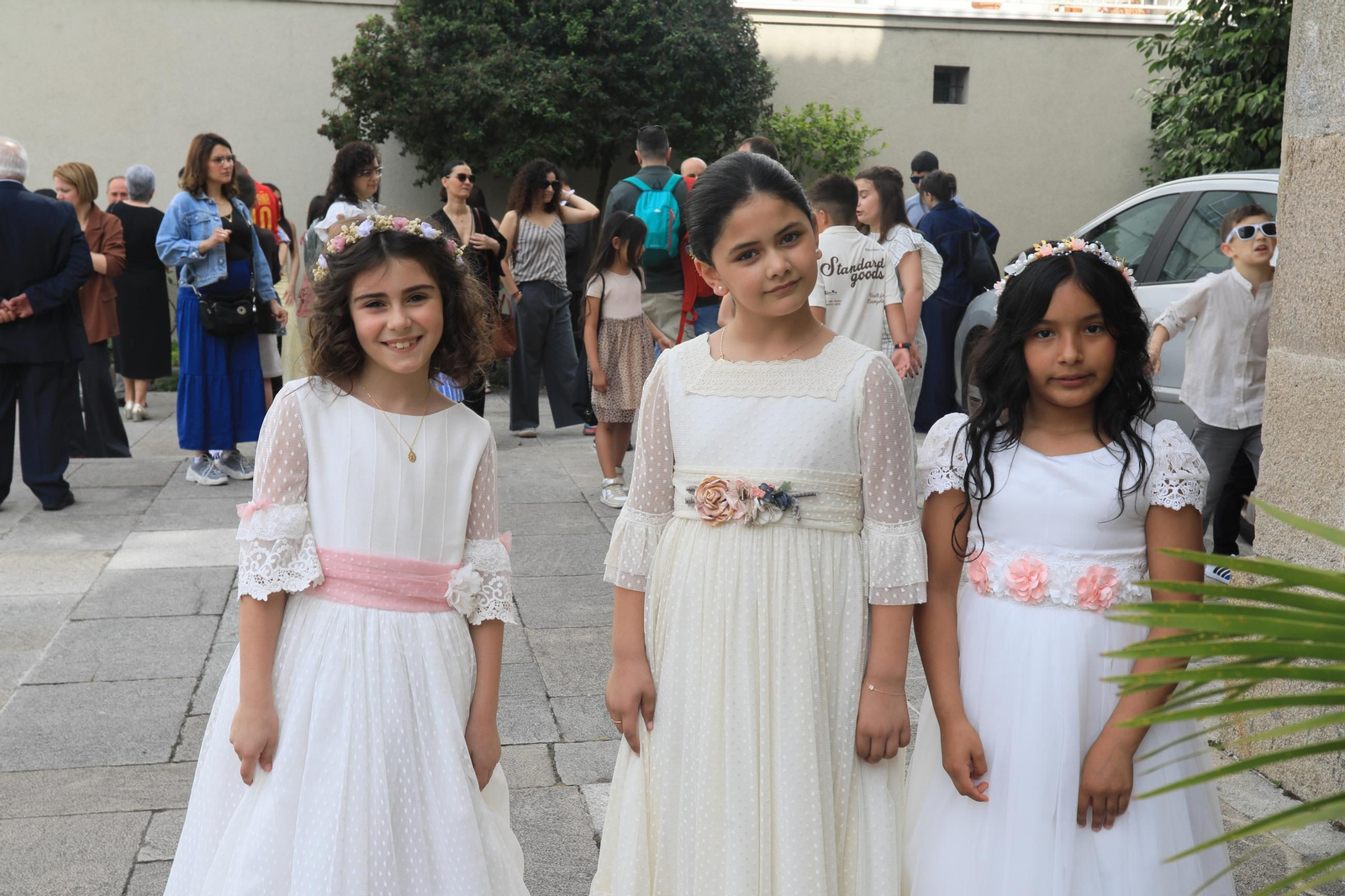 Sara Fernández, Daniela Otero y Alexia Pezo en su primera comunión celebrada ayer en Fátima.
