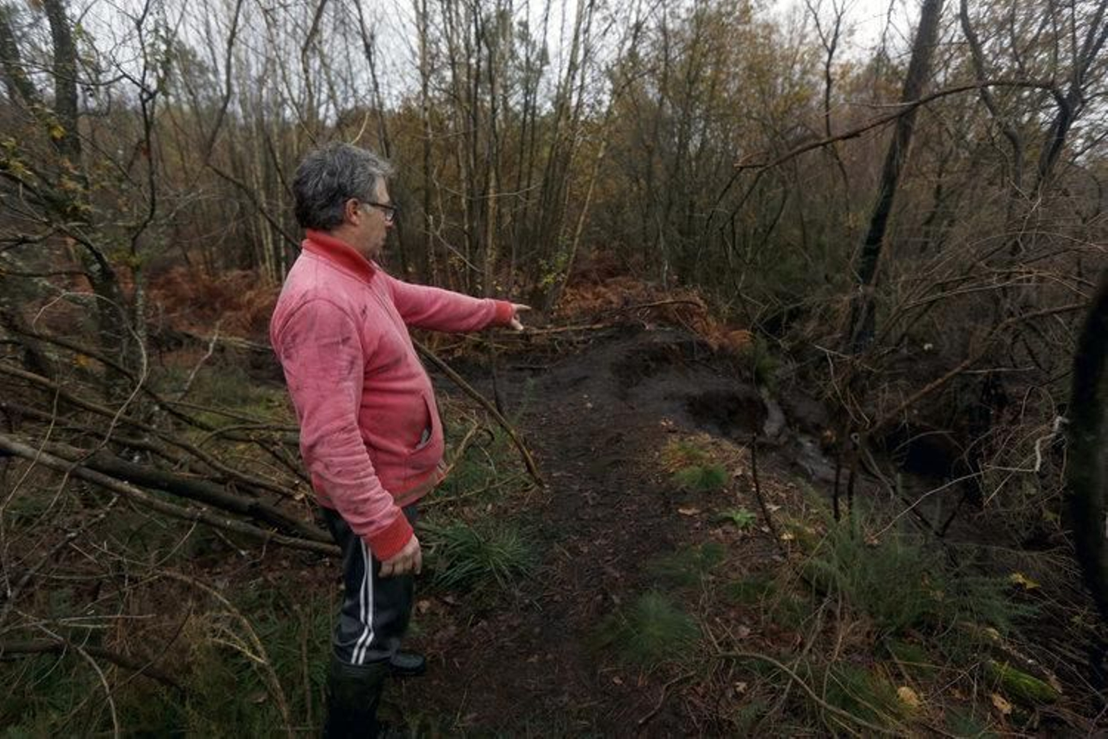 Un vecino señala la fosa en que fue enterrado Fernando Iglesias Espiño.