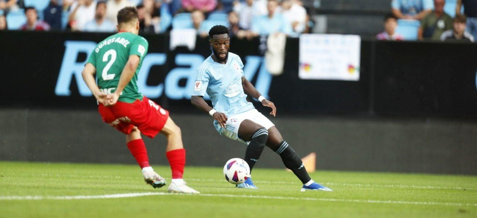 Bamba en acción en el partido entre el Celta y el Alavés en Balaídos. // J.V. Landín