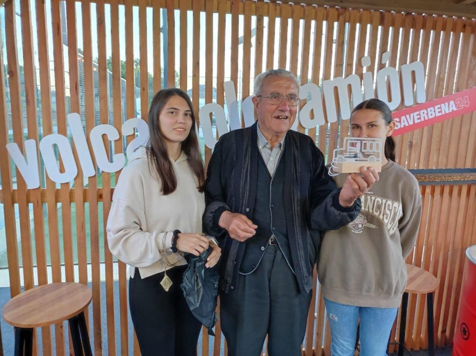 O pregoeiro Luis Fernández coas súas netas Alba e Lucía Rodríguez Fernández.