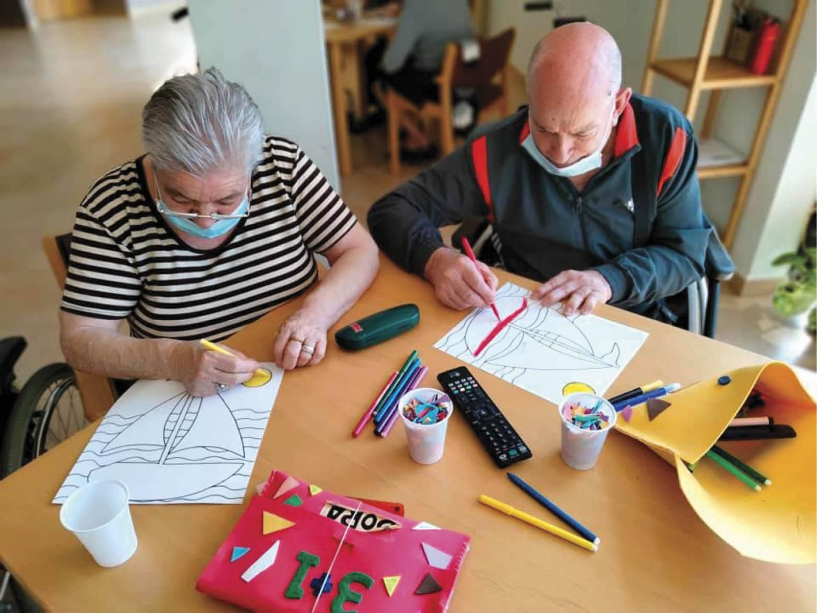 Dos usuarios del centro de Esgos realizan actividades.