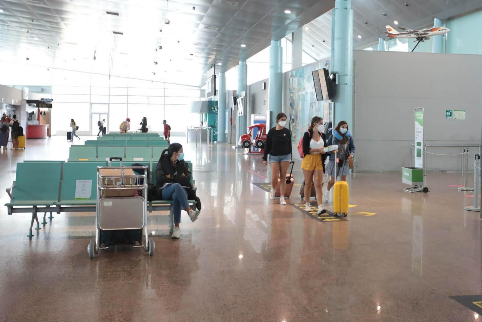 Pasajeros en el aeropuerto de Vigo.