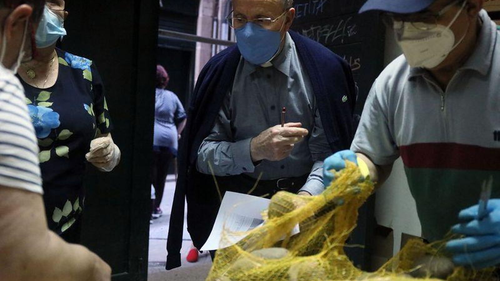 OURENSE 27/05/2020.- 50 familias recogen alimentos en la parroquia de Santa Eufemia. Manuel Mera, párroco de Santa Eufemia.José Paz