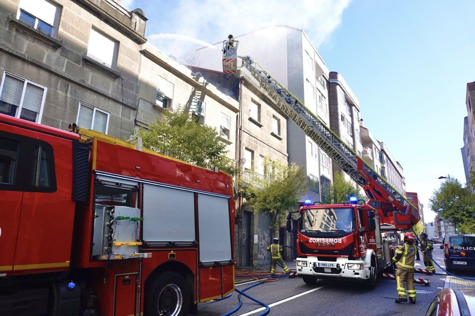 Un incendio arrasa un tejado en Sanjurjo Badía. // Vicente Alonso