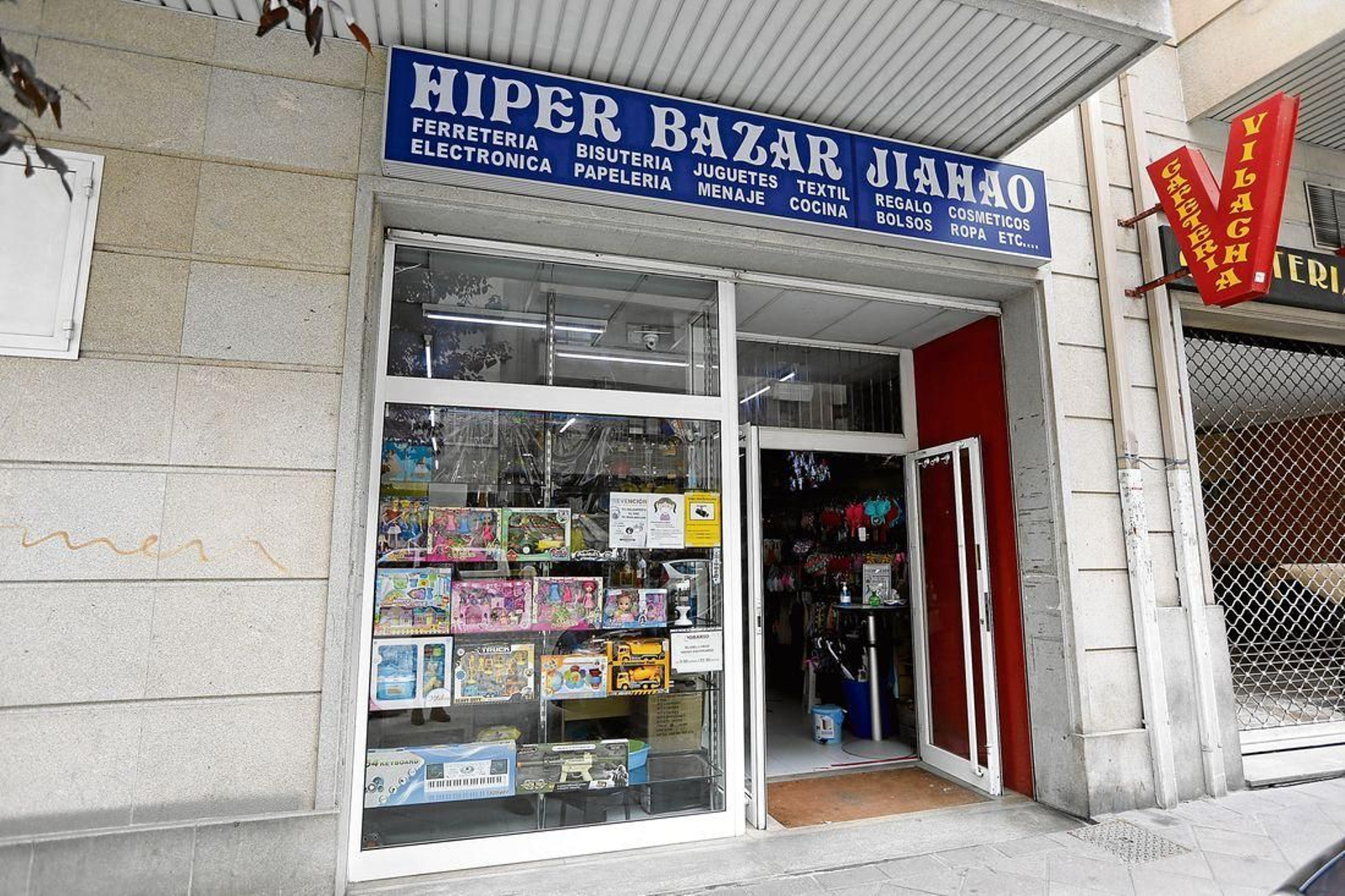 El bazar Yiahao de la calle Dalí abría el pasado martes, en O Couto.