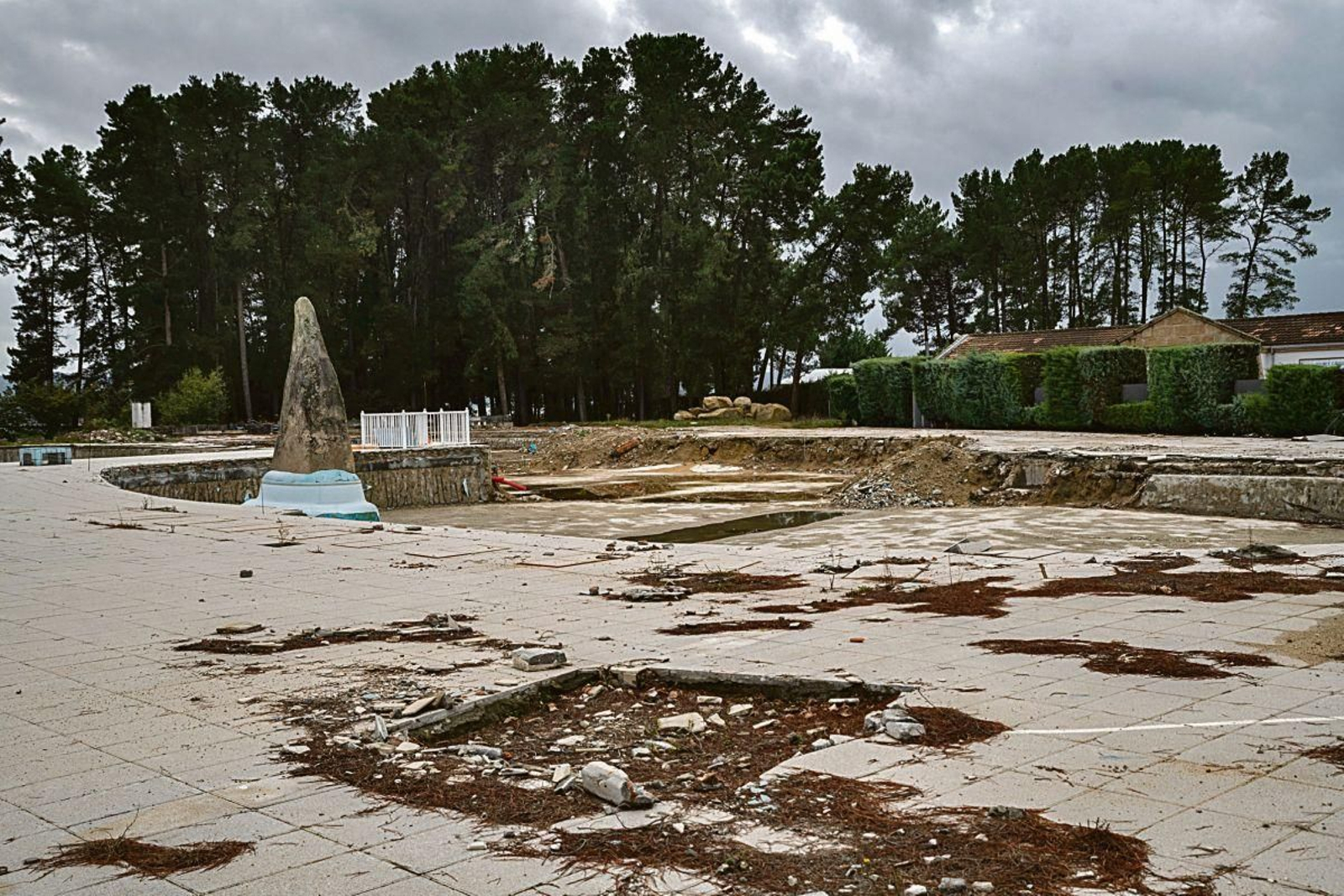 Estado de las piscinas del complejo de Monterrei, pendientes de las obras.