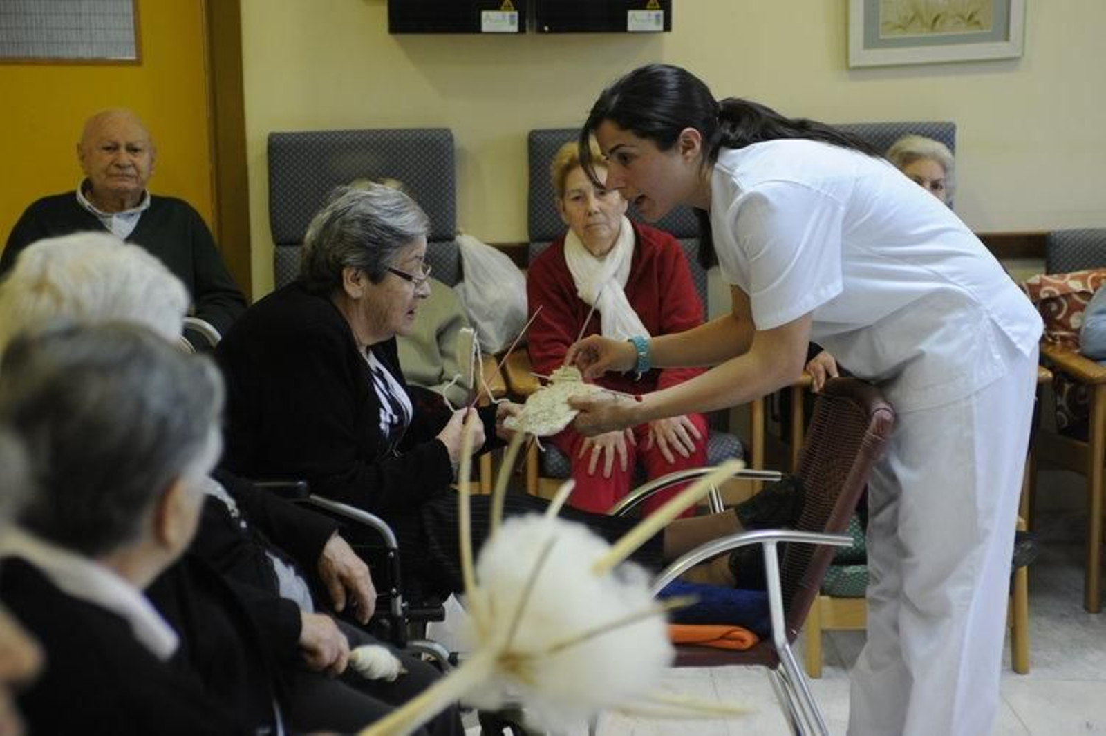 La usuarias de la residencia en pleno proceso de elaboración del hilo.