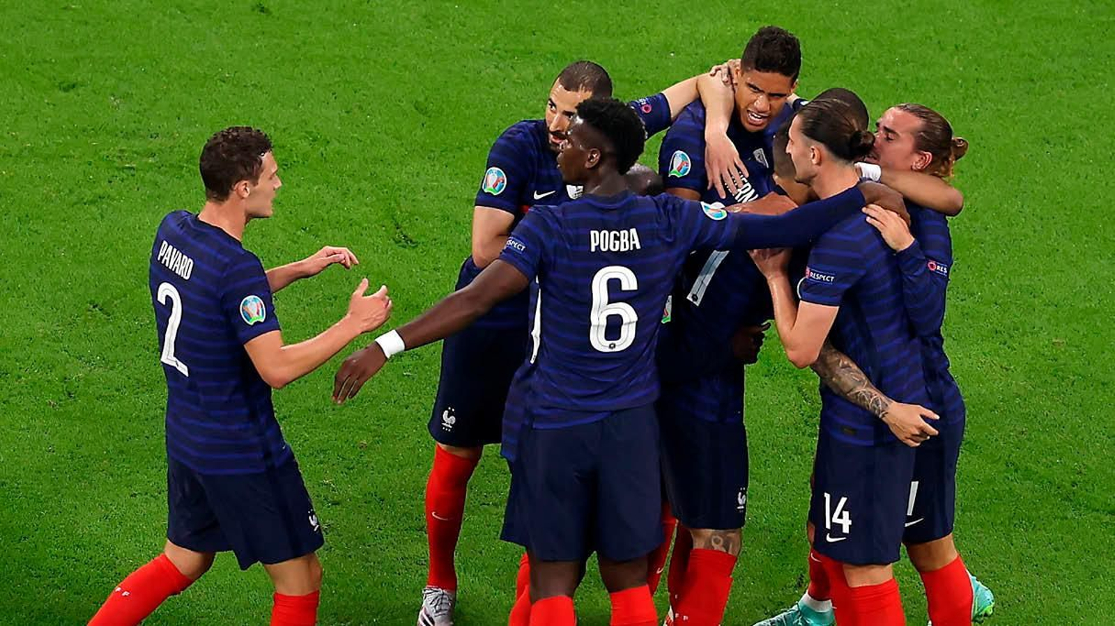 Los jugadores galos celebran el único tanto que subió al marcador, obra del defensa germano Hummels en propia puerta.