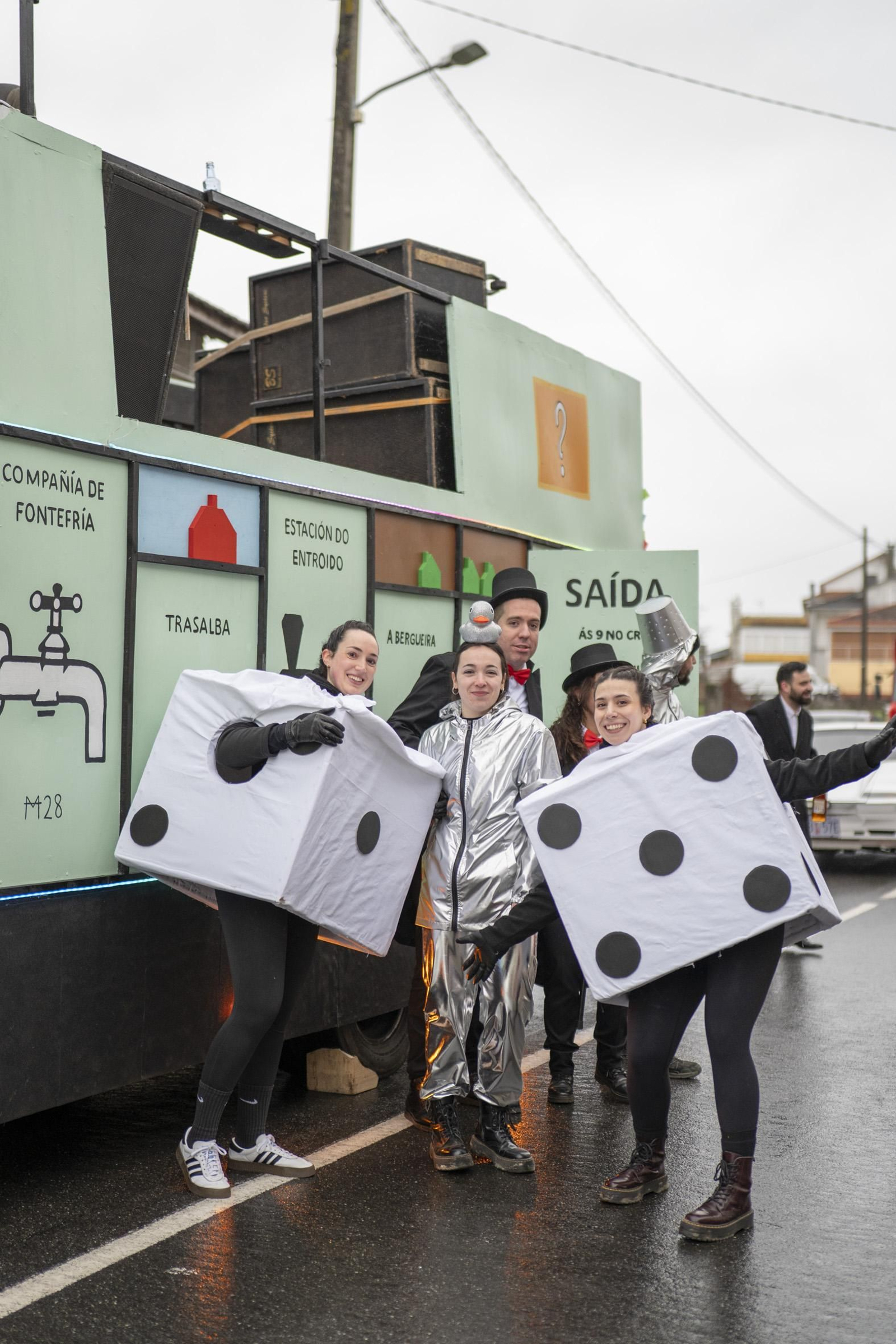 Galería | El Entroido itinerante de Parada de Amoeiro lleva la diversión por bandera