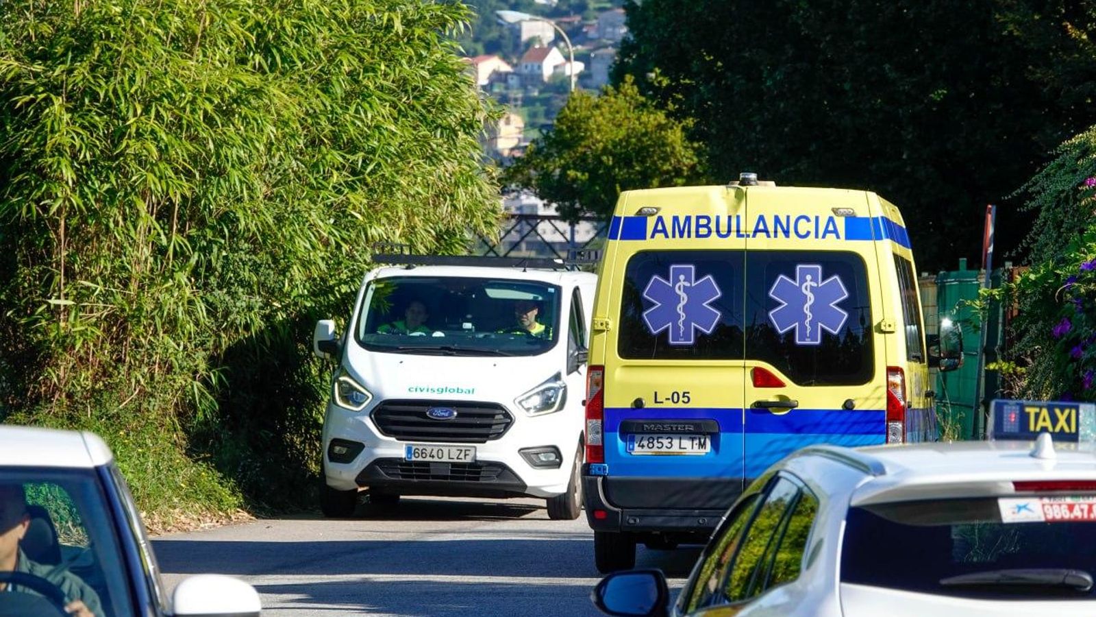 Ambulancia que no puede pasar hacia el hospital Meixoeiro porque pasa otra furgoneta